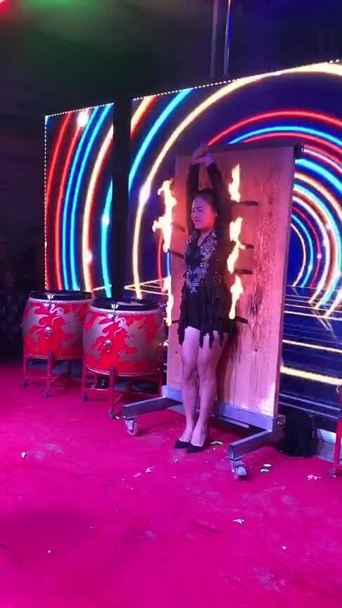 杂技表演中 请个美女上来配合,把美女吓坏了