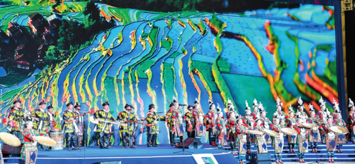 演员在2023年生态文明贵阳国际论坛闭幕式上演唱侗族大歌(2023年7月9日摄)杨文斌摄 / 本刊